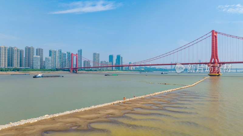 武汉鹦鹉洲长江大桥与露出的江中小路