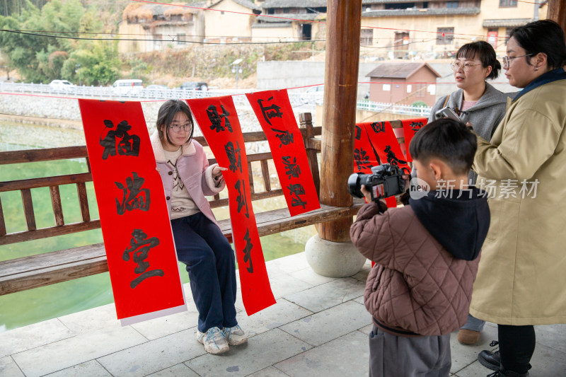 云和摄影家协会为村庄群众免费拍摄全家福