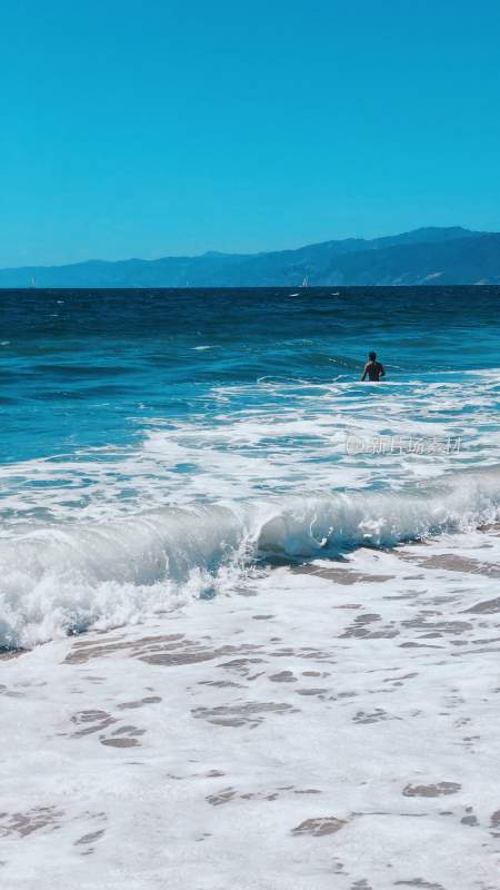 海浪波涛汹涌浪花巨浪浪潮汹涌