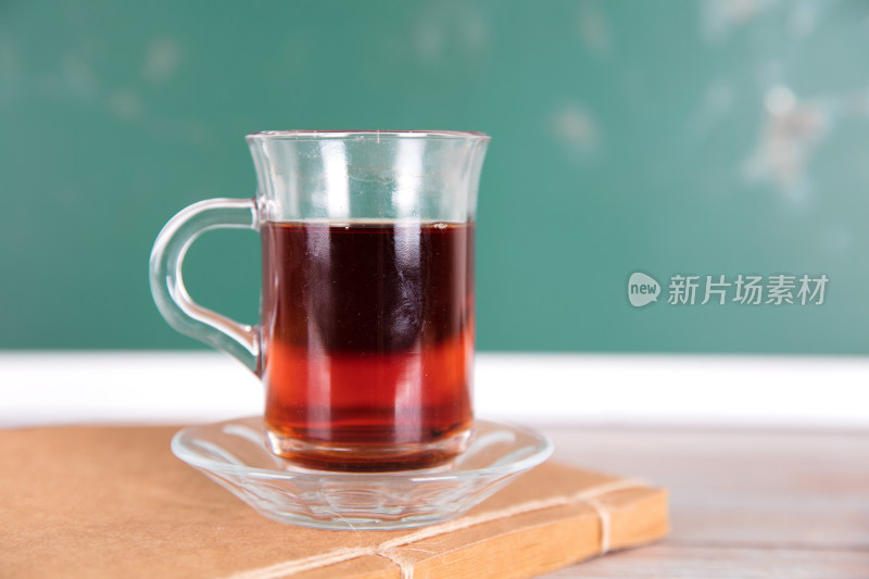 黑板前一本书和一杯红茶