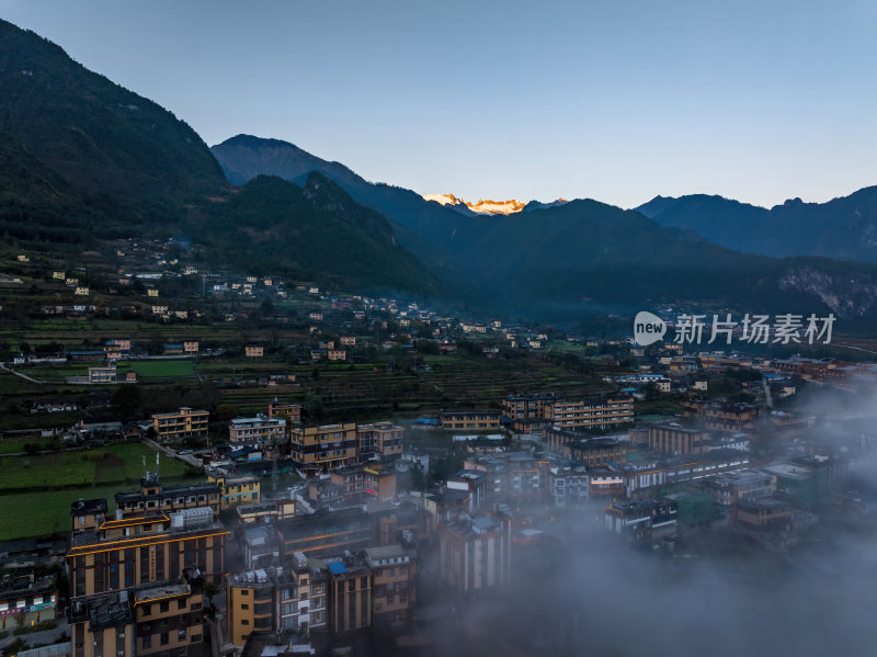 云南怒江傈僳族丙中洛人神共居秋色高空航拍