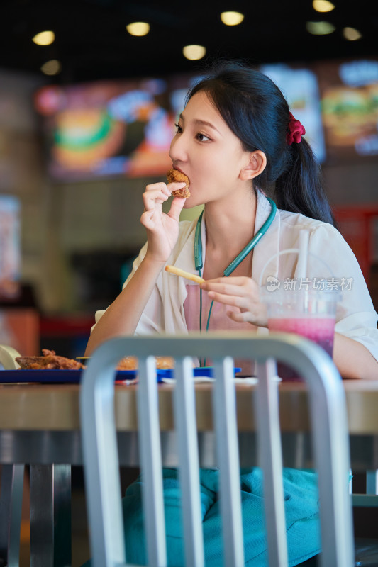 在商场快餐厅大吃特吃的中国可爱少女人像