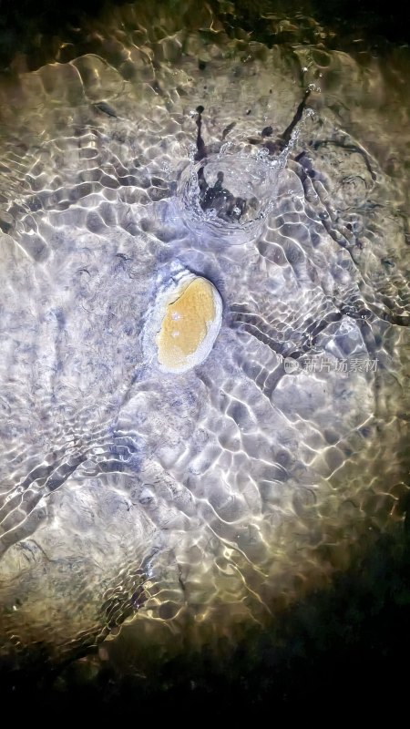 水中石头与溅起的水花