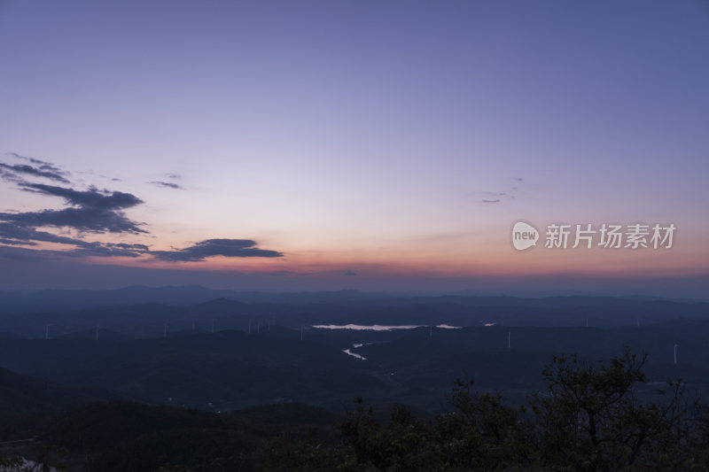 黄昏下的山脉风景