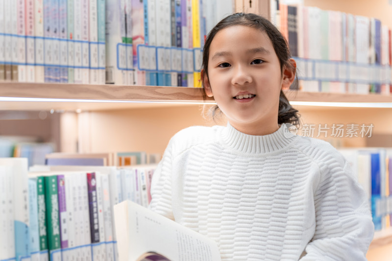 一个人在图书馆认真阅读学习的东方女孩