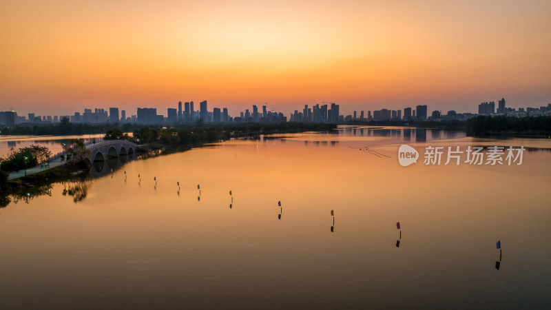 夕阳下的武汉金银湖风光