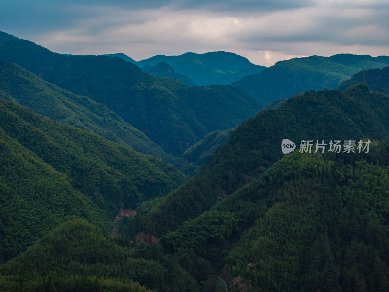 航拍浙江杭州临安区龙门秘境石门村山间村落