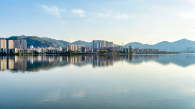 湖北黄石磁湖沿湖路与背后的黄金山脉