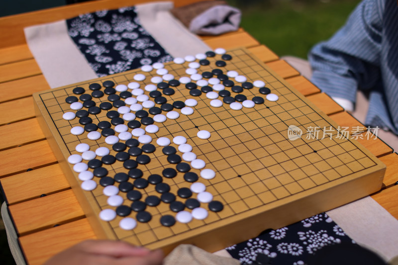 正在野外下棋的中国小男孩