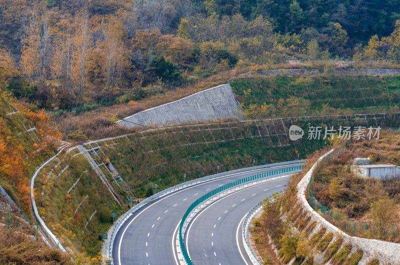 山间蜿蜒的公路全景