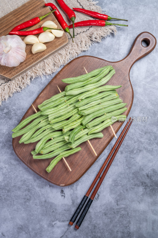 木制砧板上的新鲜豆角串