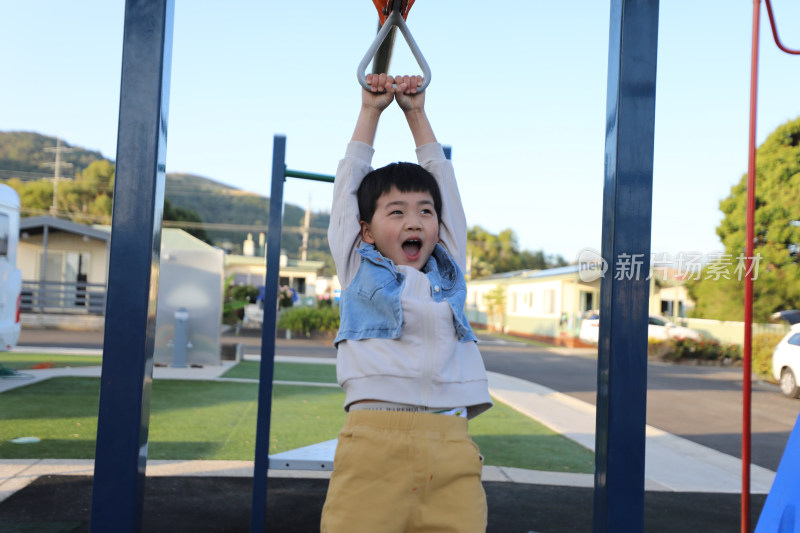 中国小男孩在澳大利亚房车营地玩耍