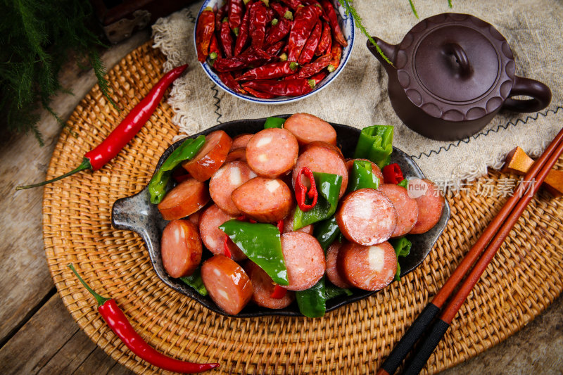 香辣美味的炒红肠