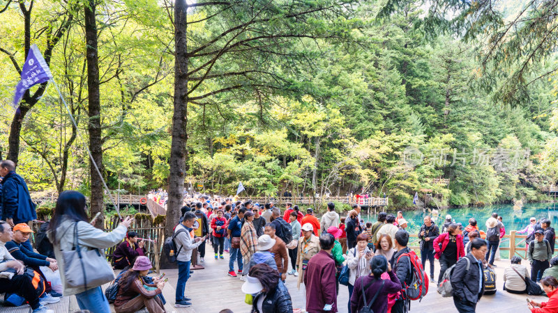 四川九寨沟景区游玩拍照的游客