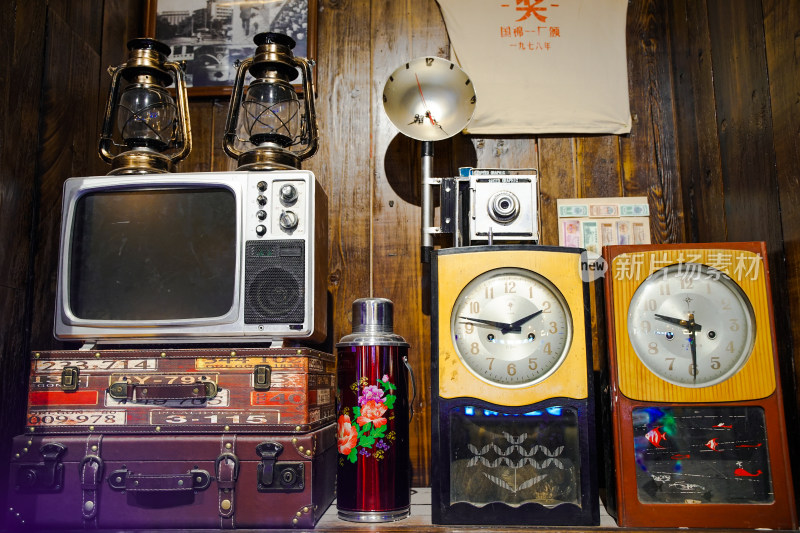 老式物件电视机收音机钟表相机