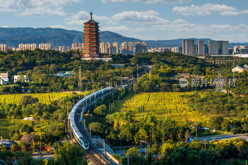 北京永定塔下 高铁穿行的自然与城市交融