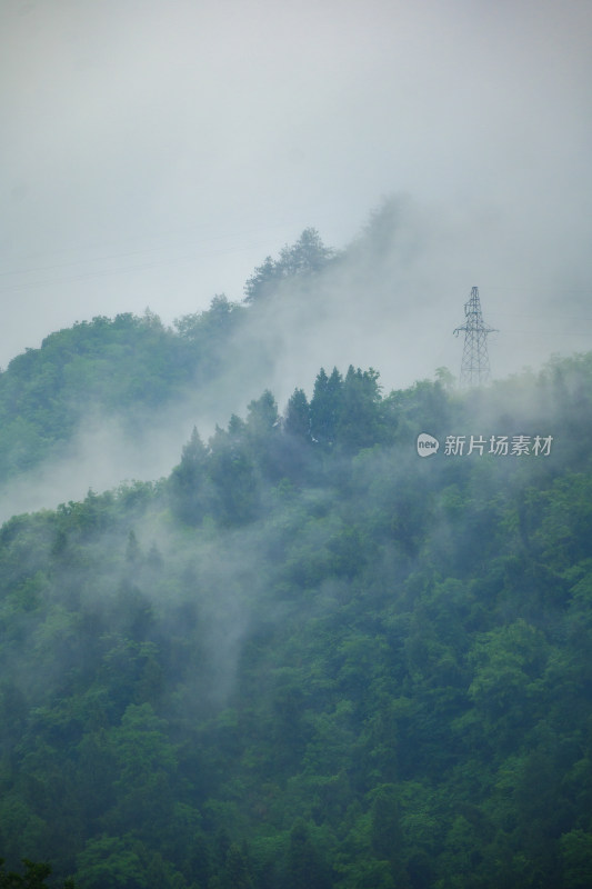 雨天烟雨朦胧的凤凰古城