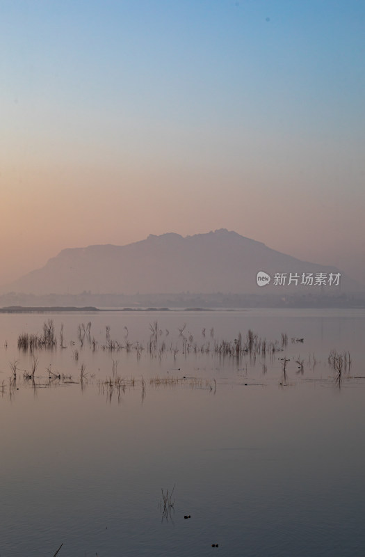 日出时的孟子湖湿地湖泊景观