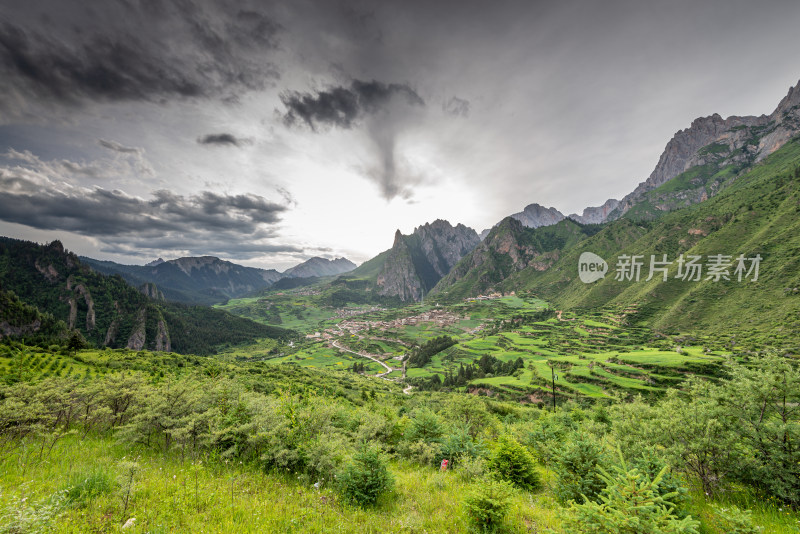 蓝天白云山峰