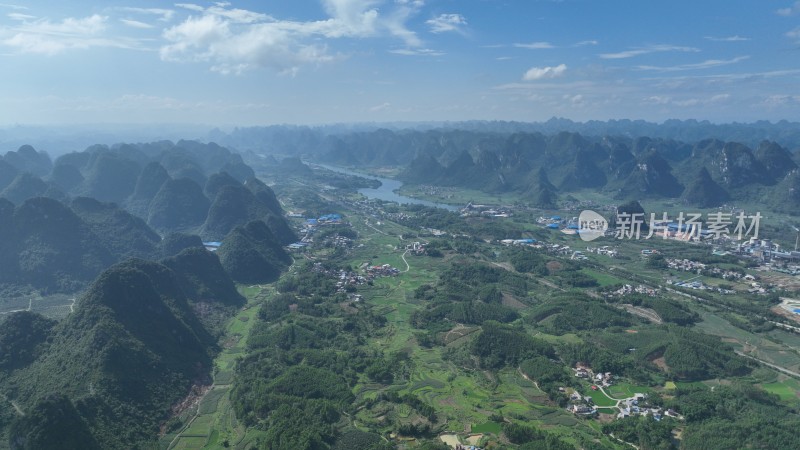 广西河池喀斯特地貌风光山峰林立龙江穿过