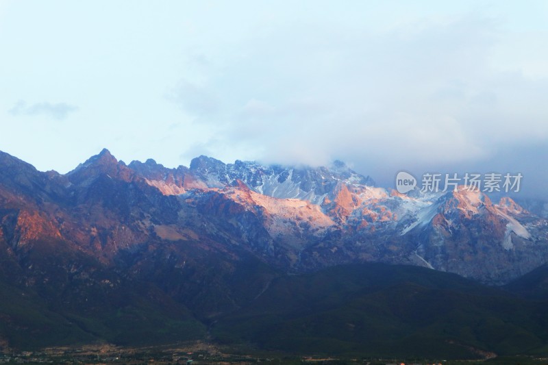 玉龙雪山日照金山