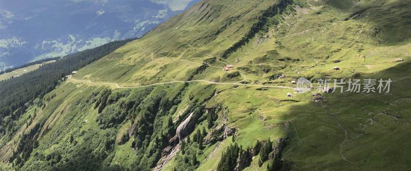 山间蜿蜒小路与葱郁山坡