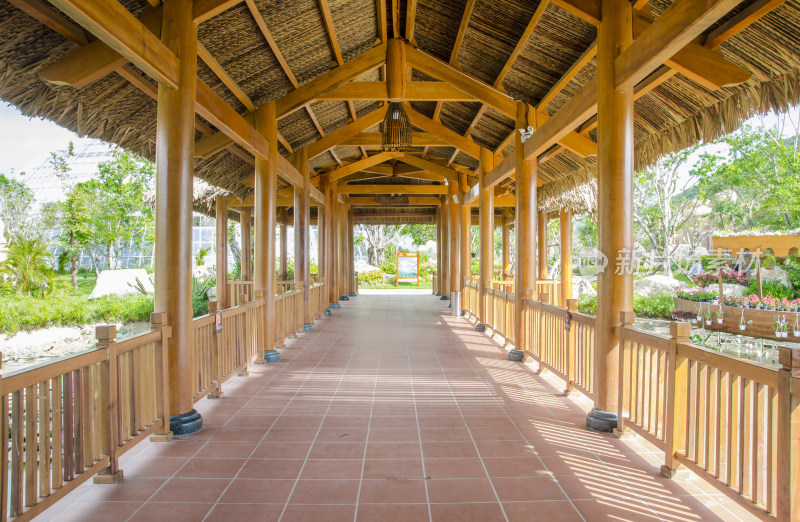 越南芽庄珍珠岛游乐园木建筑走廊通道