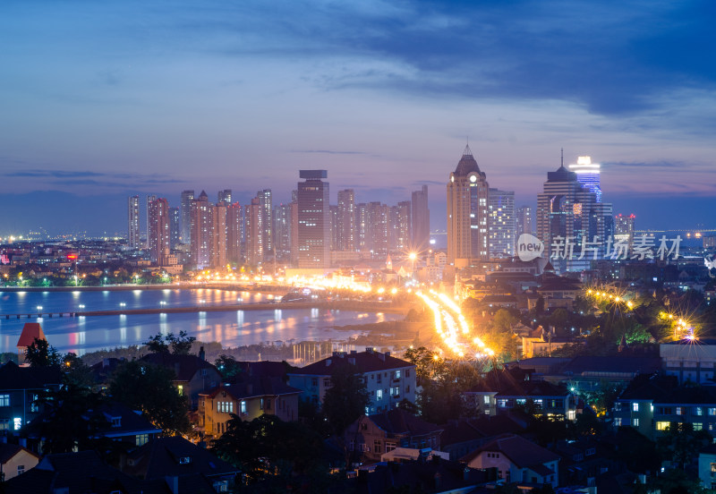 中国山东青岛小鱼山上俯瞰海岸线城市夜景