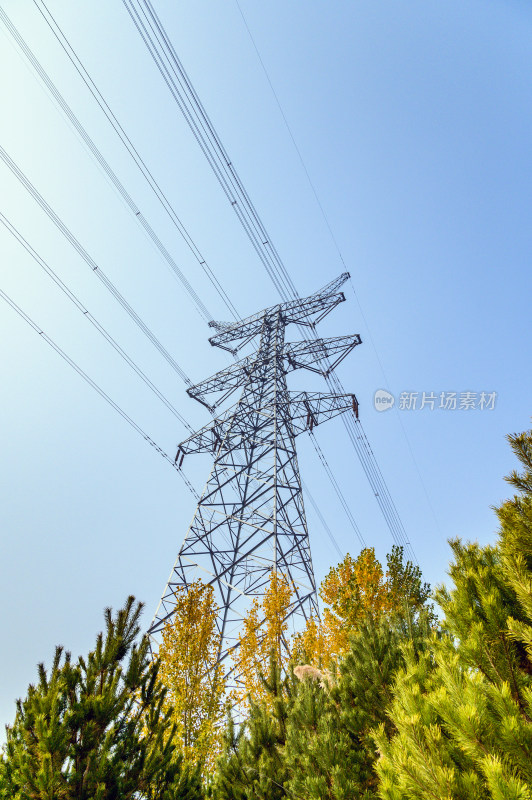 秋季风力发电机组与高压输电铁塔