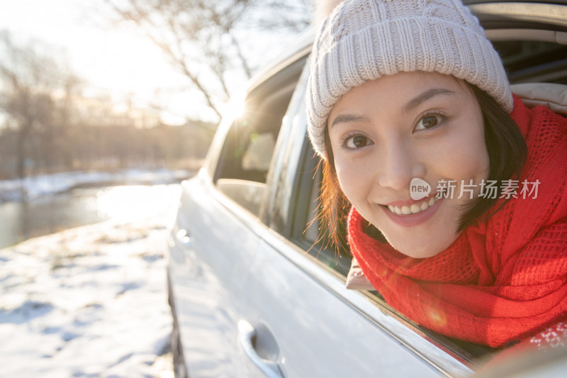 年轻女人坐在汽车里