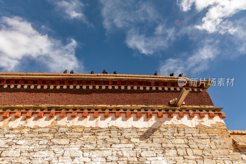 蓝天白云下的阿坝各莫寺寺院建筑