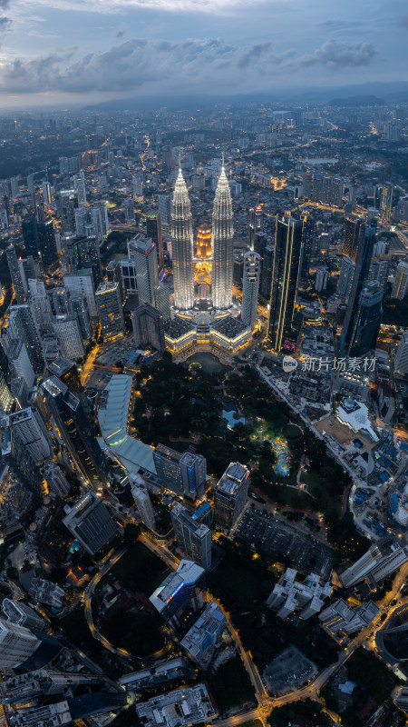 马来西亚吉隆坡莫迪卡石油双子塔日落夜景