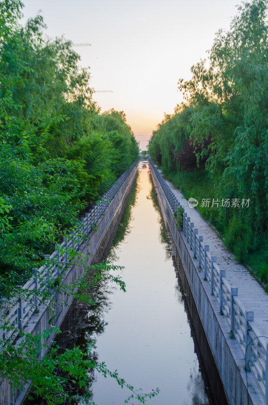 陕西渭南的夕阳下的护城河