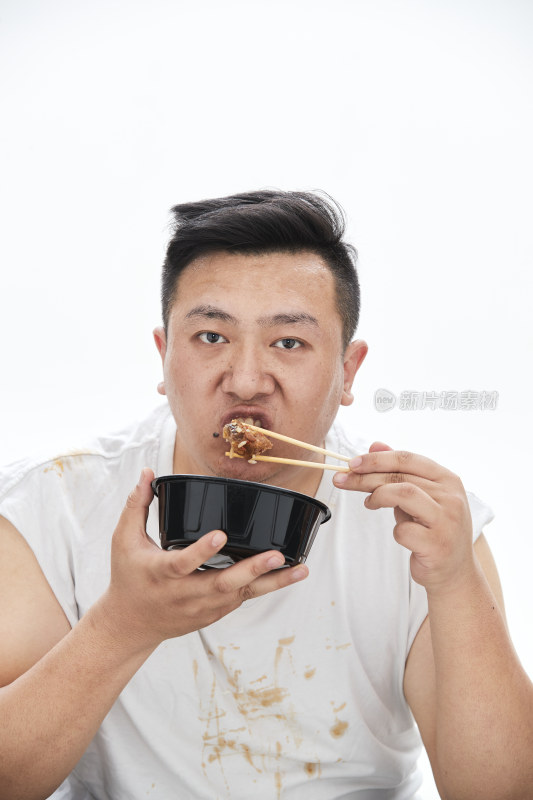 大吃特吃各种食物的肥胖亚洲男子