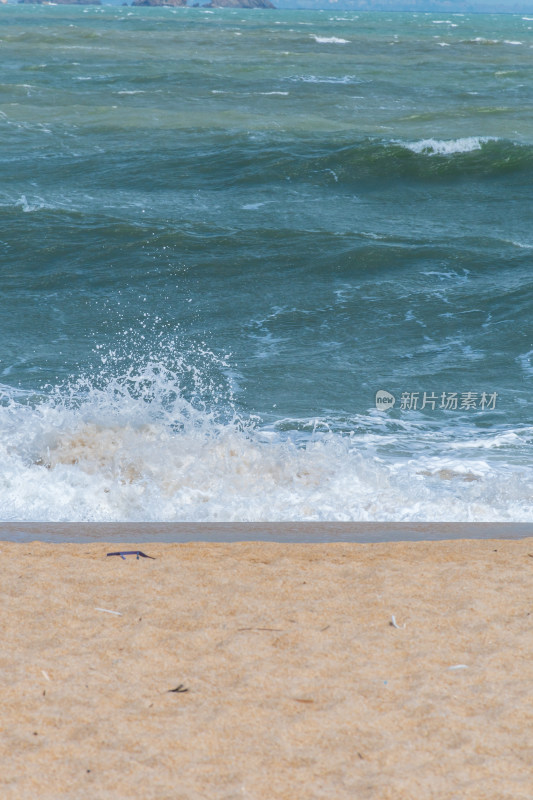 海浪拍打沙滩景象