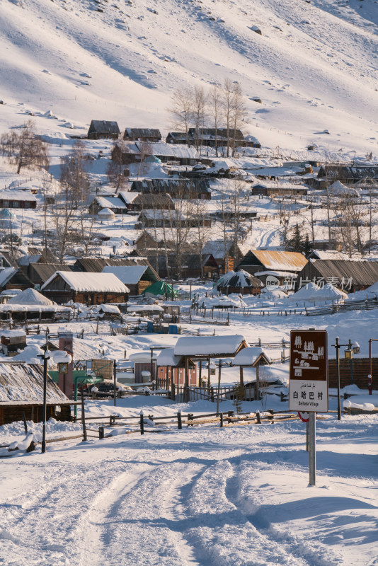 新疆白哈巴村清晨雪景