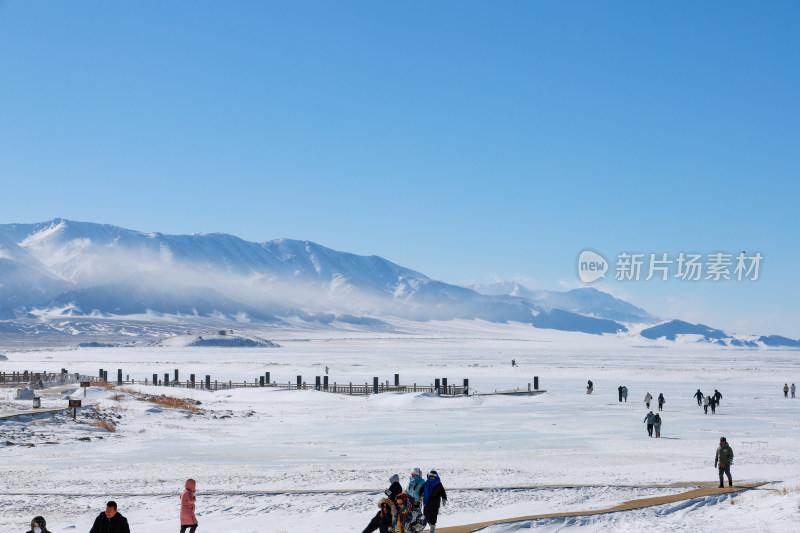 新疆冬季赛里木湖雪景雪山冰湖蓝冰日照金山