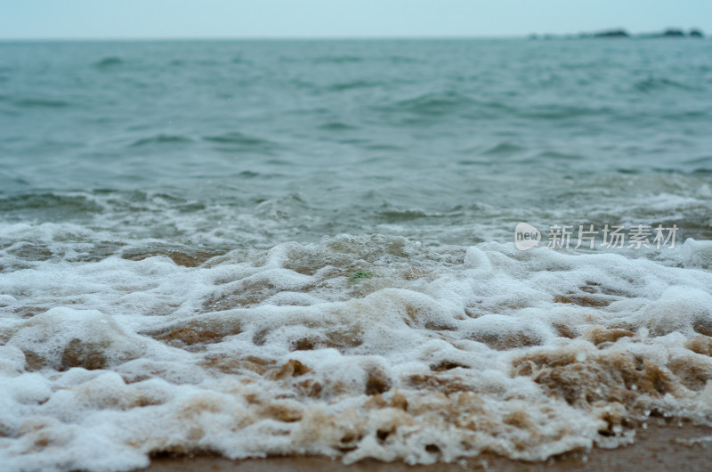 混合着泥沙翻滚着的污浊的浪花