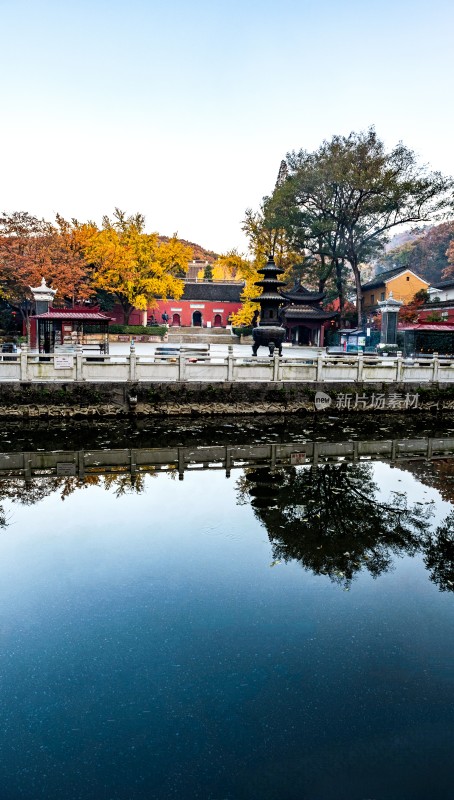 水边中式建筑秋景