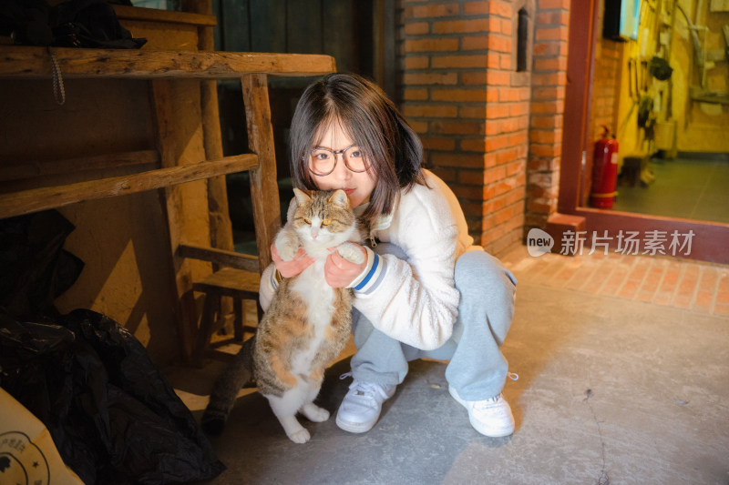 少女抱着猫室内复古怀旧农村