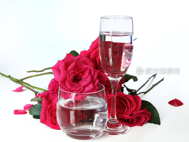 透过玻璃杯折射的红色玫瑰花