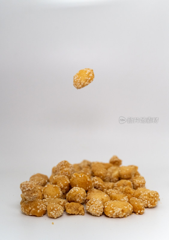 白色背景下的芝麻开口笑饼干