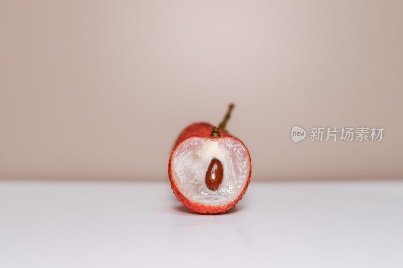 切开的新鲜荔枝特写