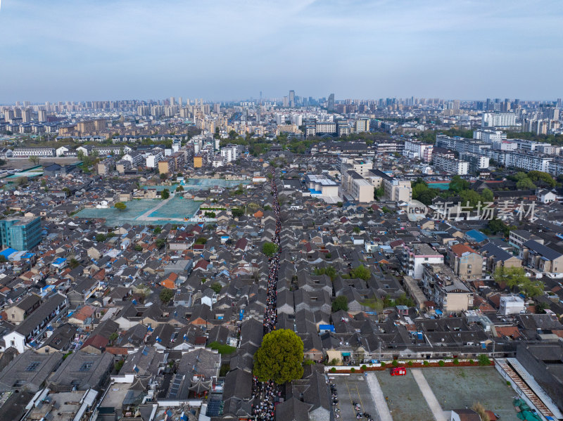 航拍扬州东关街全景节假日人山人海