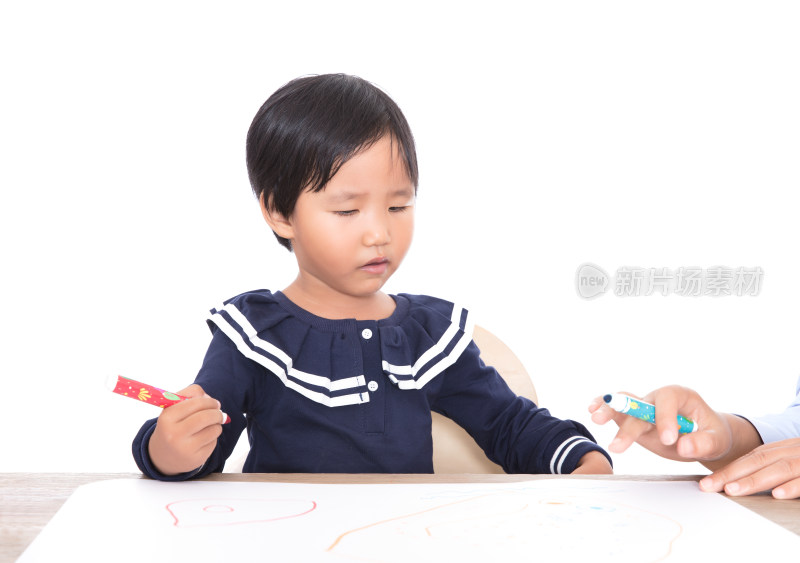 幼教老师在向小女孩认真讲解绘画知识