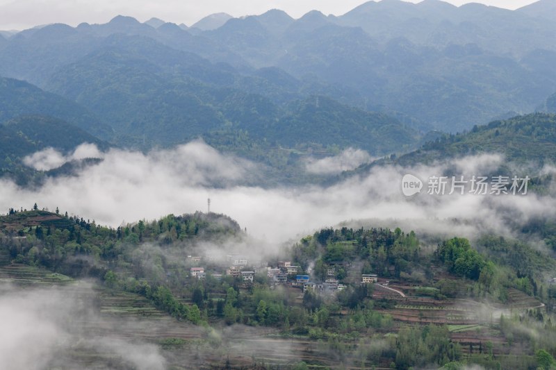 重庆酉阳：雾漫缭绕美青山