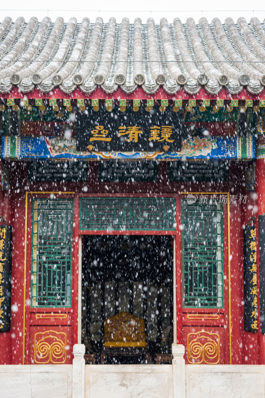 初春中国北京北海公园中式园林里飘落的雪花