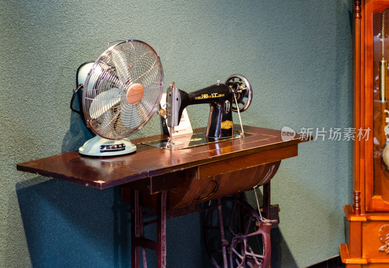 旧古董缝纫机和电风扇特写