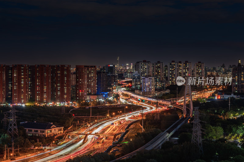 北京城市夜景下流光溢彩的道路高架桥立水桥