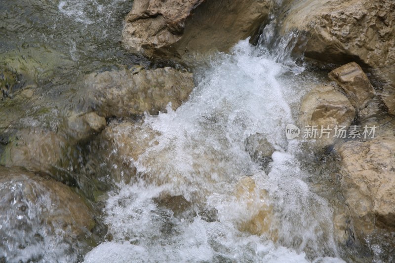 山间溪水